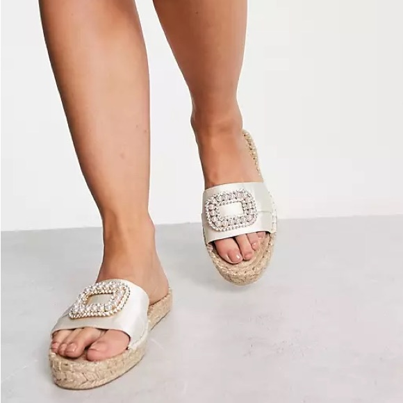 Brand NEW 
ASOS DESIGN Jenna pearl espadrille sandals in ivory-White W7 - Picture 3 of 4